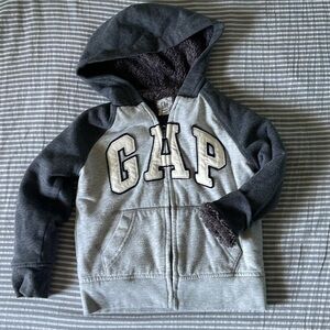 Gap Sherpa lined hoodie size XS 4-5. Cozy, warm, completely lined sleeves, hood